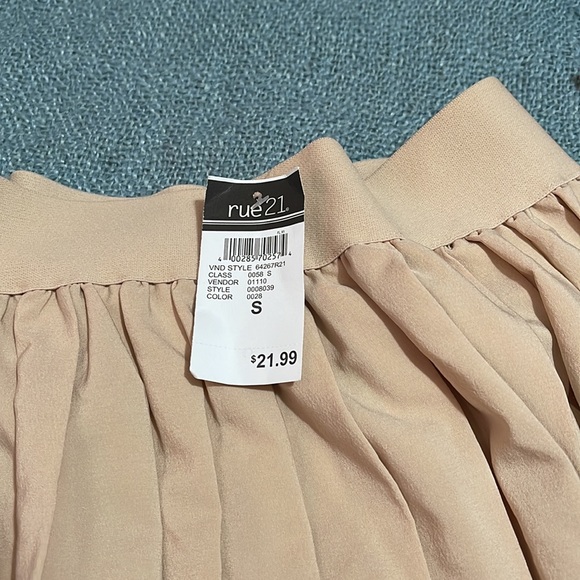 Skirt with shorts underneath - Picture 2 of 4